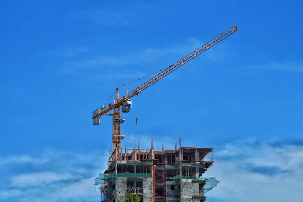 Ilustrasi berbagai jenis crane dan fungsinya di lokasi proyek pembangunan gedung bertingkat