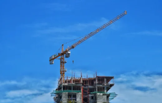 Ilustrasi berbagai jenis crane dan fungsinya di lokasi proyek pembangunan gedung bertingkat