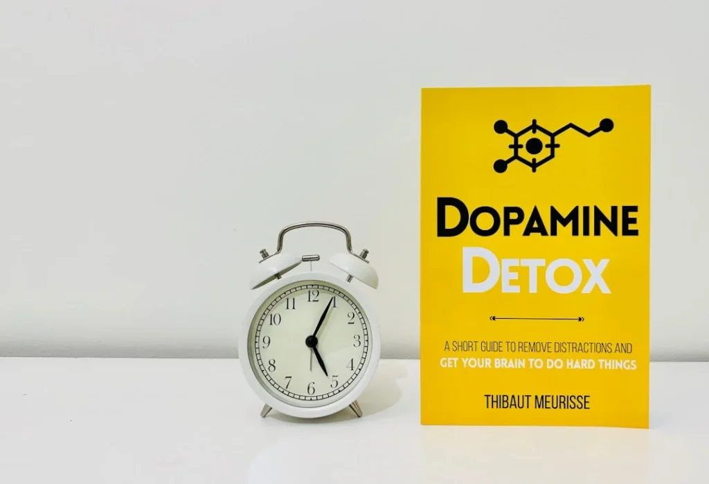 Ilustrasi dopamine detox terkait efek scrolling media sosial pada otak