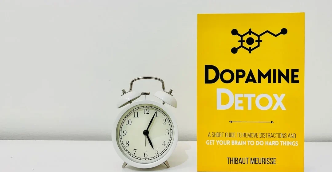 Ilustrasi dopamine detox terkait efek scrolling media sosial pada otak