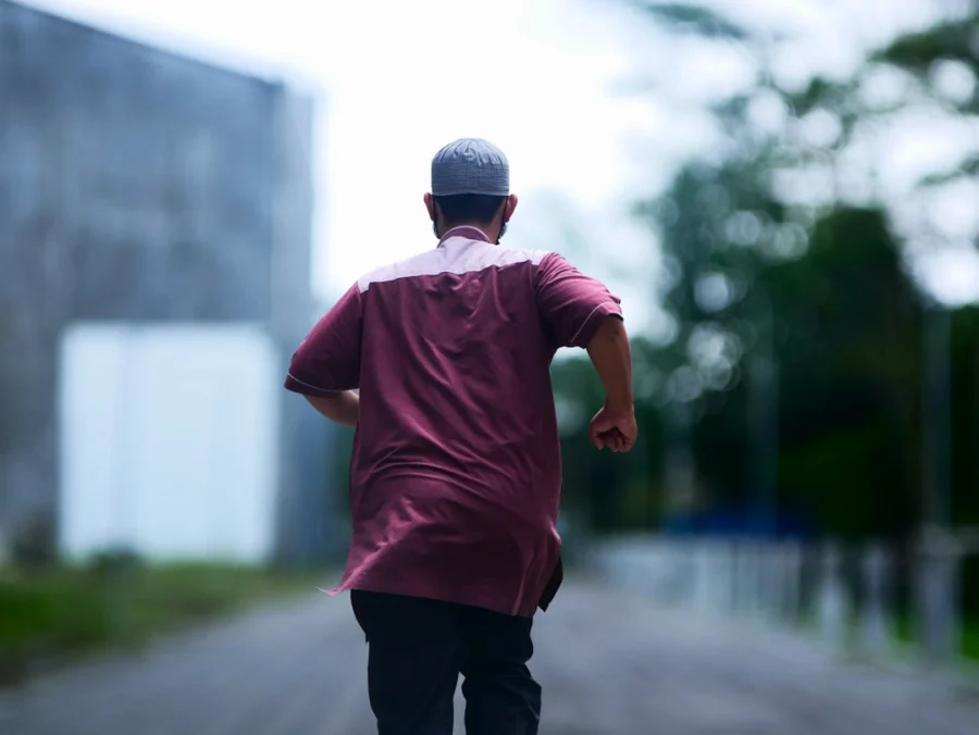 Seseorang sedang berjalan kaki di taman untuk mengoptimalkan kesehatan jantung