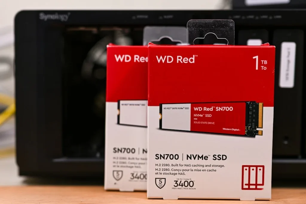 Proses teknisi melakukan cara memasang SSD M.2 pada laptop untuk upgrade hardware.