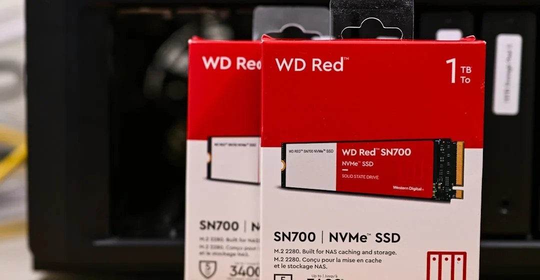 Proses teknisi melakukan cara memasang SSD M.2 pada laptop untuk upgrade hardware.