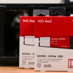 Proses teknisi melakukan cara memasang SSD M.2 pada laptop untuk upgrade hardware.