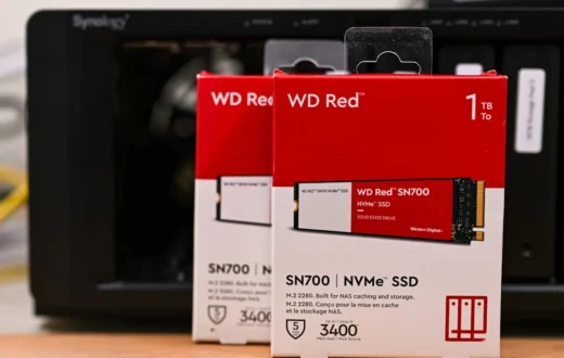 Proses teknisi melakukan cara memasang SSD M.2 pada laptop untuk upgrade hardware.