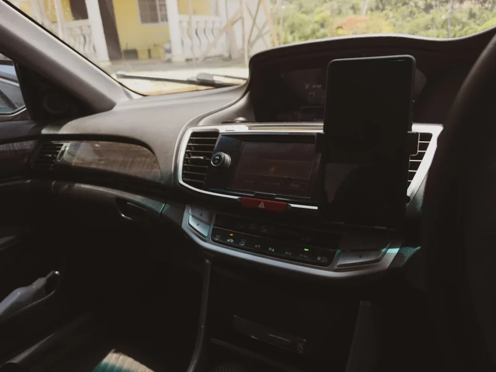 Ilustrasi bahaya HP di dashboard mobil yang terpapar sinar matahari langsung