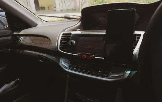 Ilustrasi bahaya HP di dashboard mobil yang terpapar sinar matahari langsung