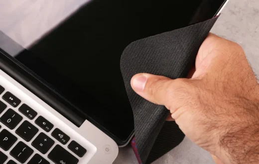 Ilustrasi cara membersihkan layar laptop menggunakan kain mikrofiber yang lembut