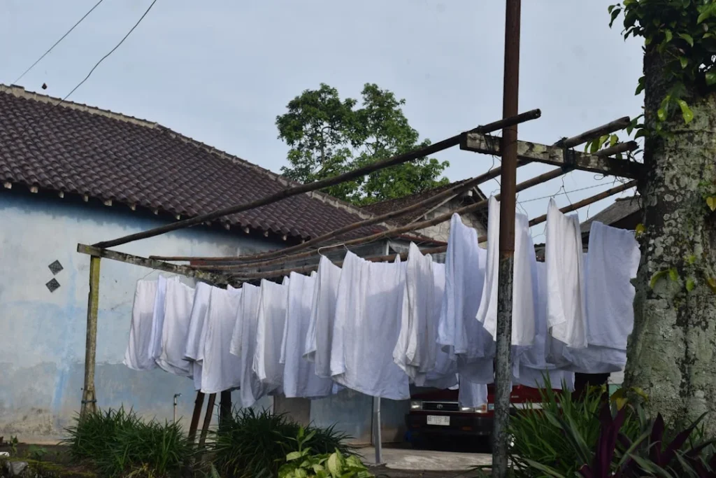 Ilustrasi proses cara mengganti tali kawat jemuran baju gantung yang putus dengan sling stainless steel baru