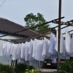Ilustrasi proses cara mengganti tali kawat jemuran baju gantung yang putus dengan sling stainless steel baru