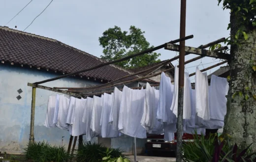 Ilustrasi proses cara mengganti tali kawat jemuran baju gantung yang putus dengan sling stainless steel baru