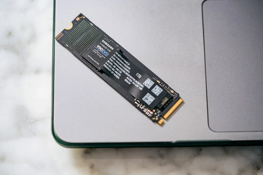 Proses teknisi melakukan cara memasang SSD M.2 pada laptop untuk upgrade hardware.