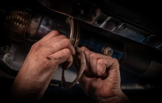 Langkah praktis cara memperbaiki knalpot motor yang bocor menggunakan lem besi tahan panas