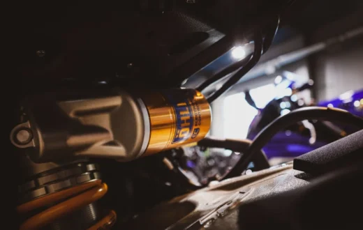 Proses cara memperbaiki shockbreaker belakang motor yang keras dengan mengganti oli suspensi
