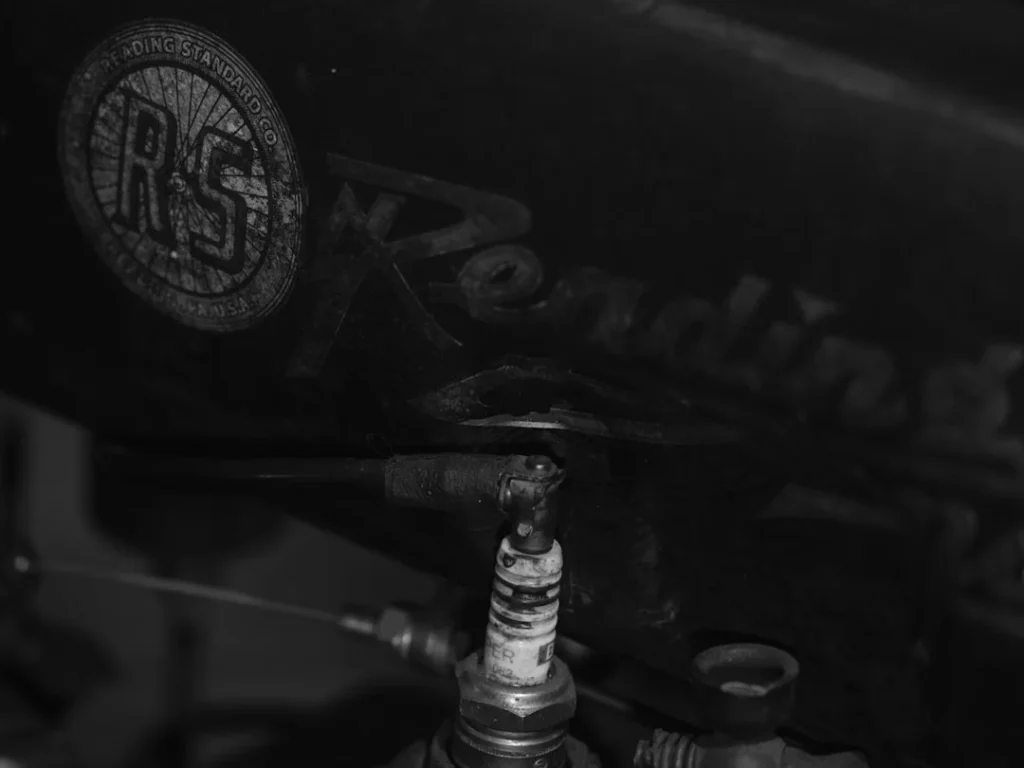 Ilustrasi cara memperbaiki busi motor yang mati menggunakan peralatan sederhana