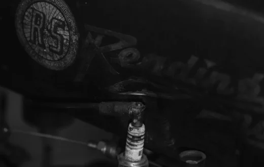Ilustrasi cara memperbaiki busi motor yang mati menggunakan peralatan sederhana