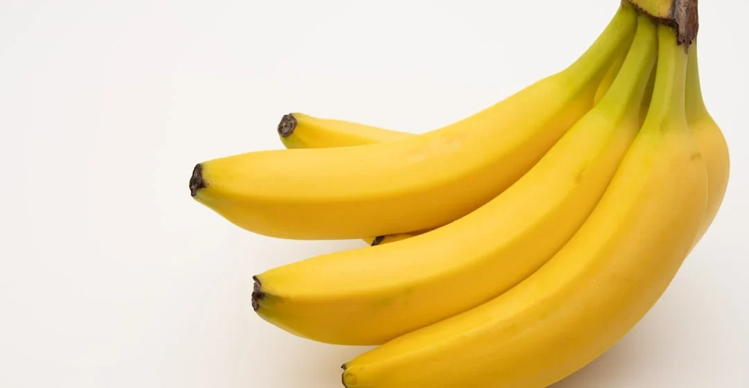 Ilustrasi buah pisang sebagai sumber khasiat pisang untuk energi alami