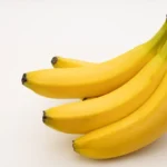 Ilustrasi buah pisang sebagai sumber khasiat pisang untuk energi alami